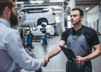 Personne à la recherche d'un service carrosserie de qualité pour son véhicule